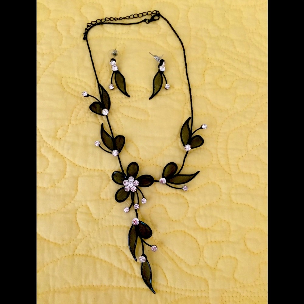 NECKLACE & PIERCED EARRINGS black flowers
